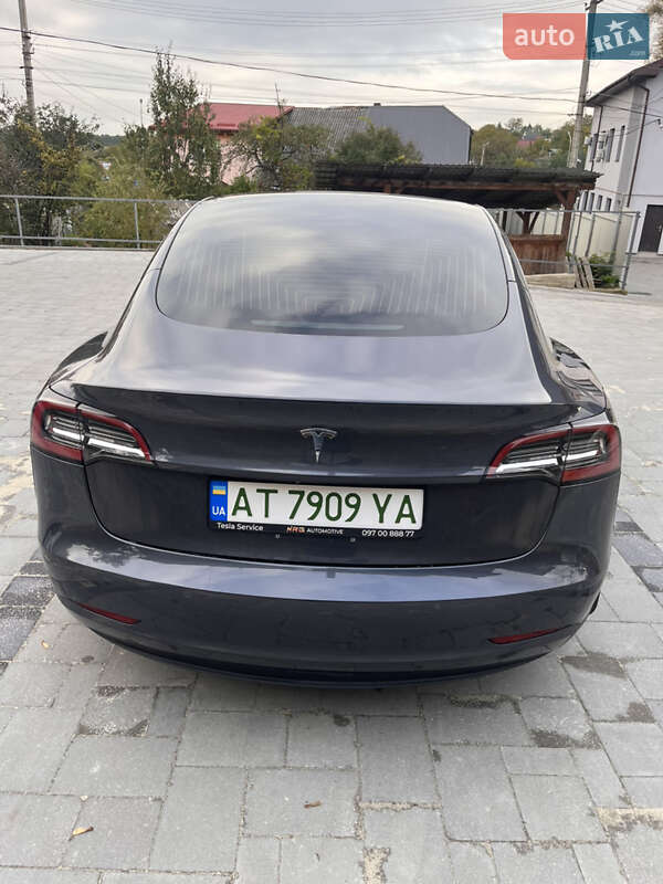 Седан Tesla Model 3 2018 в Долині