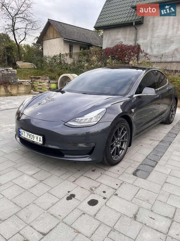 Седан Tesla Model 3 2018 в Долині