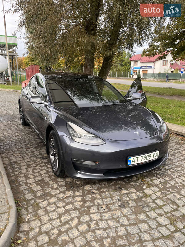 Седан Tesla Model 3 2018 в Долині