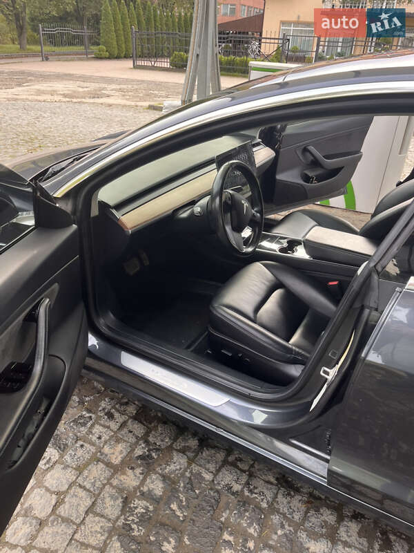 Седан Tesla Model 3 2018 в Долині