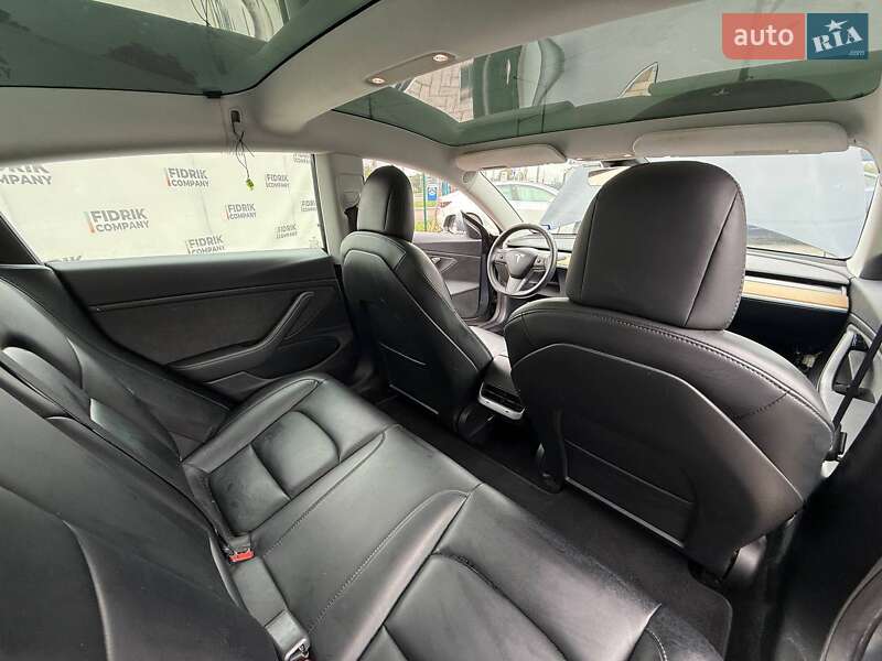 Седан Tesla Model 3 2020 в Луцьку