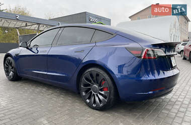 Седан Tesla Model 3 2022 в 