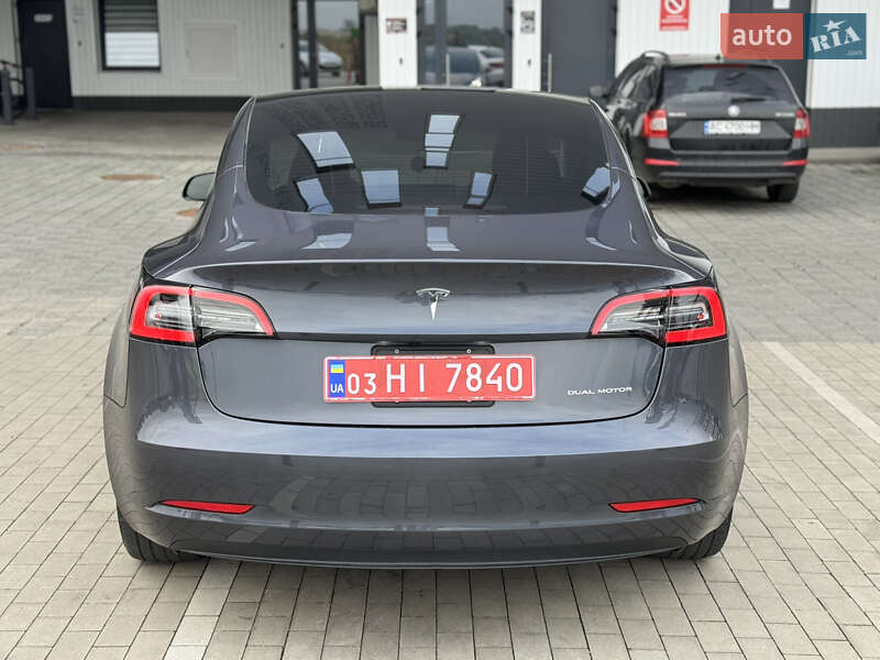 Седан Tesla Model 3 2023 в Ровно