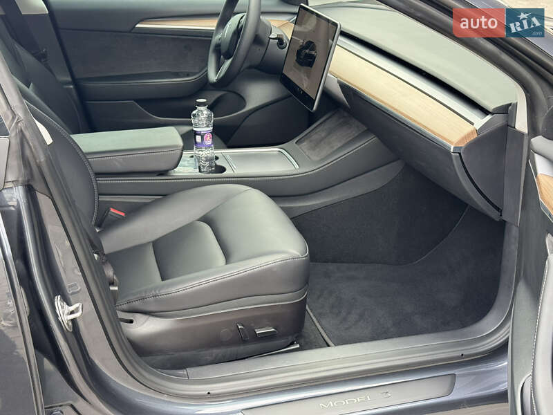 Седан Tesla Model 3 2023 в Ровно