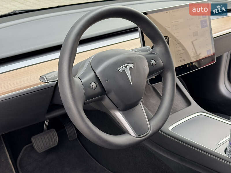 Седан Tesla Model 3 2023 в Ровно