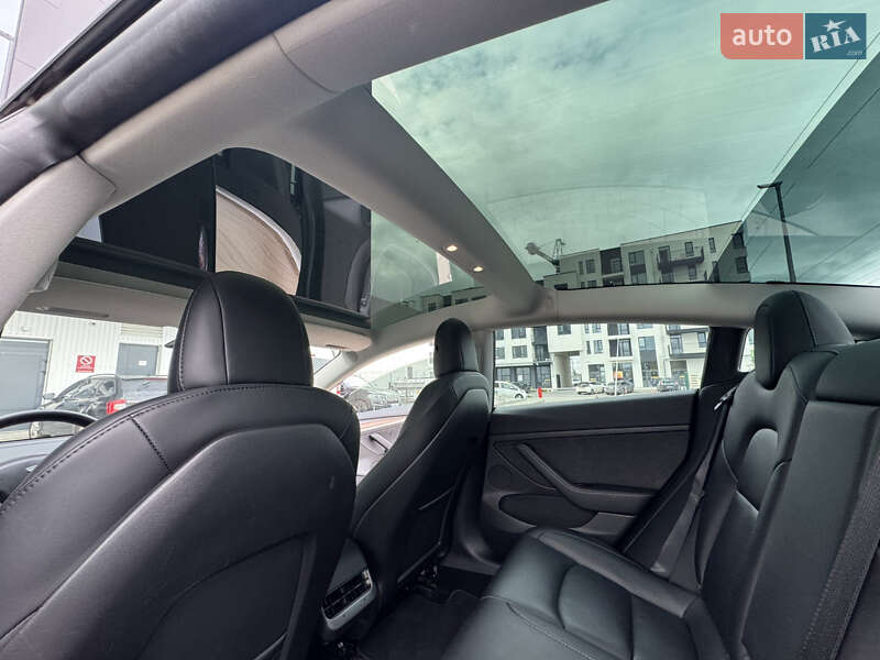 Седан Tesla Model 3 2023 в Ровно