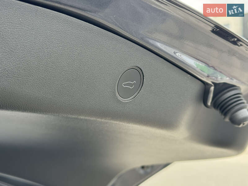 Седан Tesla Model 3 2023 в Ровно
