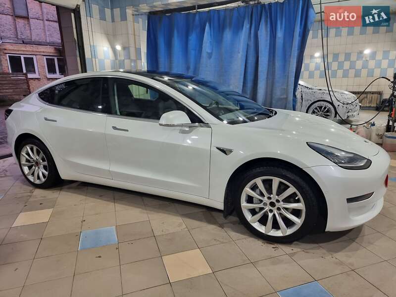 Седан Tesla Model 3 2020 в Ірпені