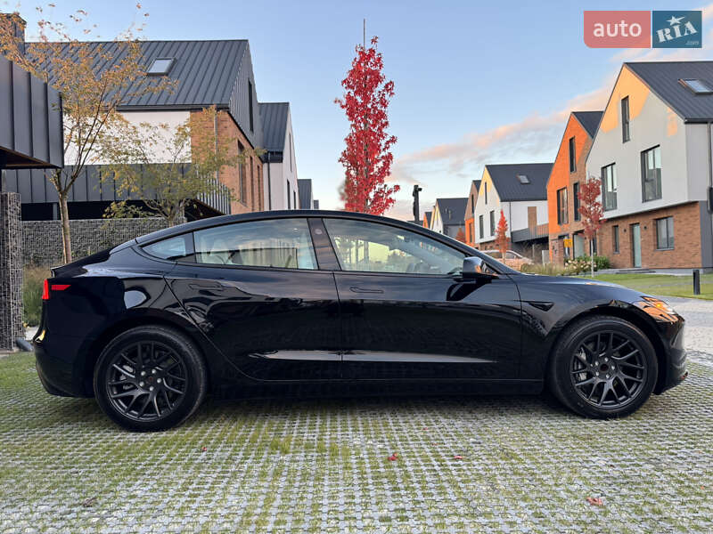 Седан Tesla Model 3 2024 в Львові