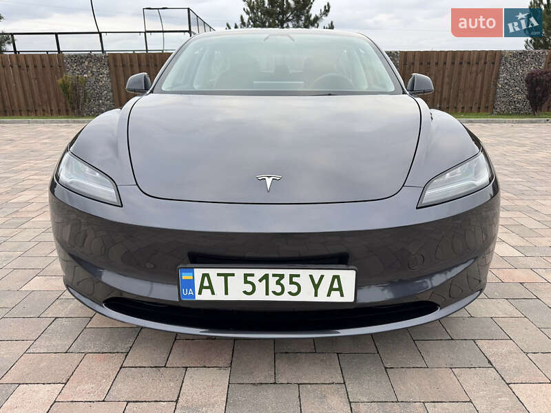 Седан Tesla Model 3 2024 в Івано-Франківську