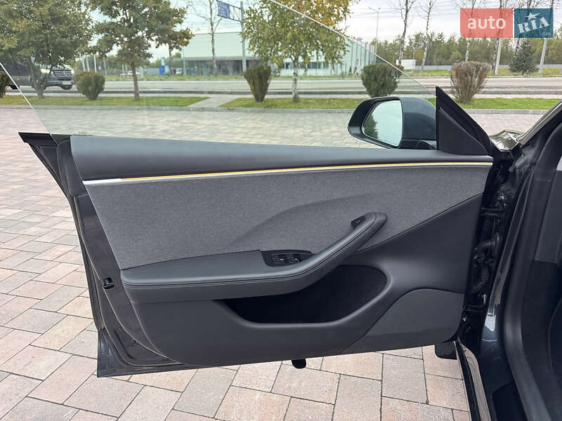 Седан Tesla Model 3 2024 в Івано-Франківську