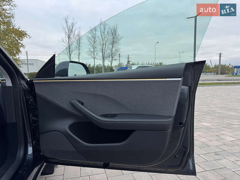 Седан Tesla Model 3 2024 в Івано-Франківську