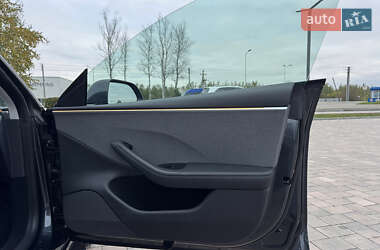 Седан Tesla Model 3 2024 в 