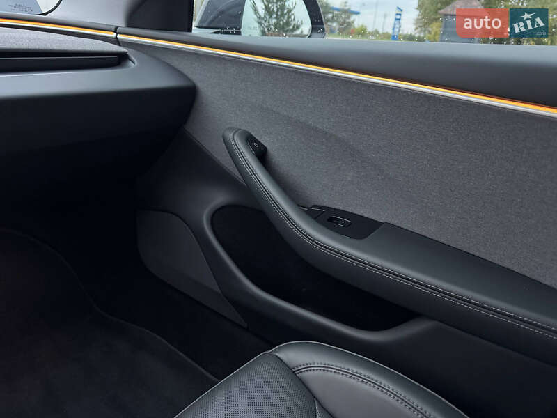 Седан Tesla Model 3 2024 в Івано-Франківську
