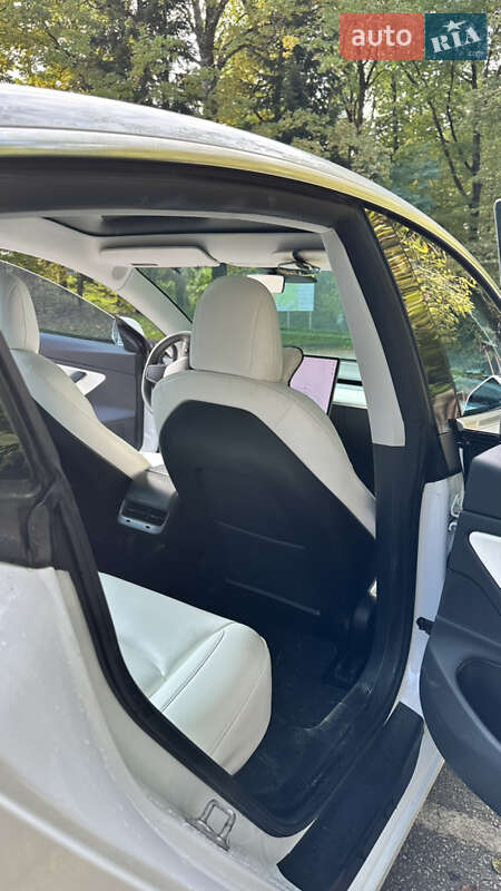 Седан Tesla Model 3 2019 в Трускавце