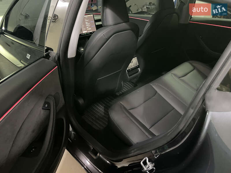 Седан Tesla Model 3 2025 в Бродах