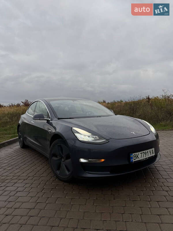 Седан Tesla Model 3 2020 в Рівному