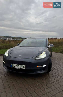 Седан Tesla Model 3 2020 в 