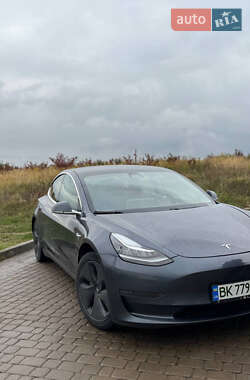 Седан Tesla Model 3 2020 в 