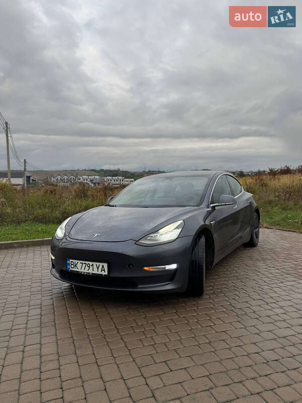 Седан Tesla Model 3 2020 в Рівному