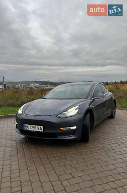 Седан Tesla Model 3 2020 в 