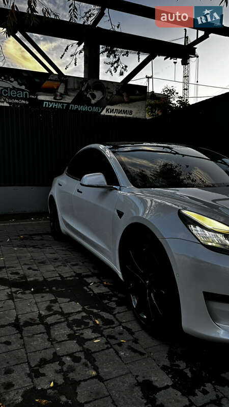 Седан Tesla Model 3 2020 в Івано-Франківську