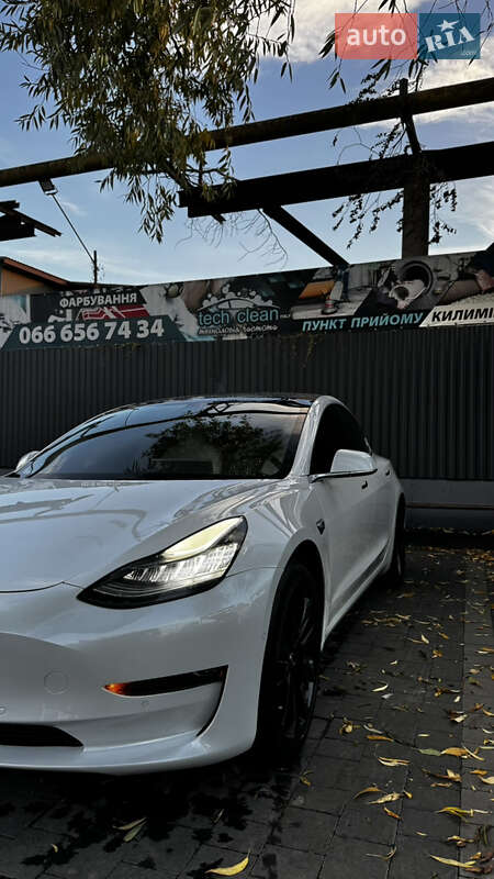 Седан Tesla Model 3 2020 в Івано-Франківську