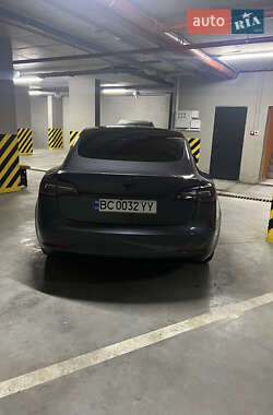 Седан Tesla Model 3 2023 в 