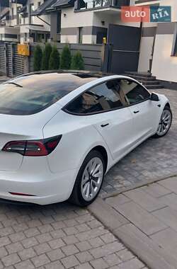 Седан Tesla Model 3 2022 в 