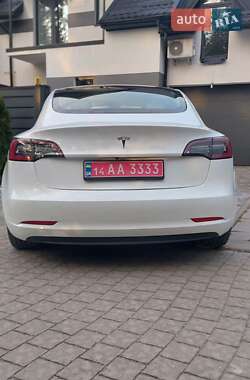 Седан Tesla Model 3 2022 в 