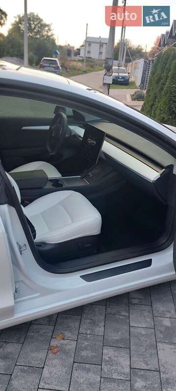 Седан Tesla Model 3 2022 в Львові