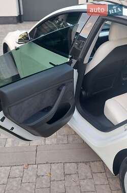 Седан Tesla Model 3 2022 в 