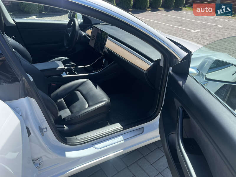Седан Tesla Model 3 2020 в Самборі