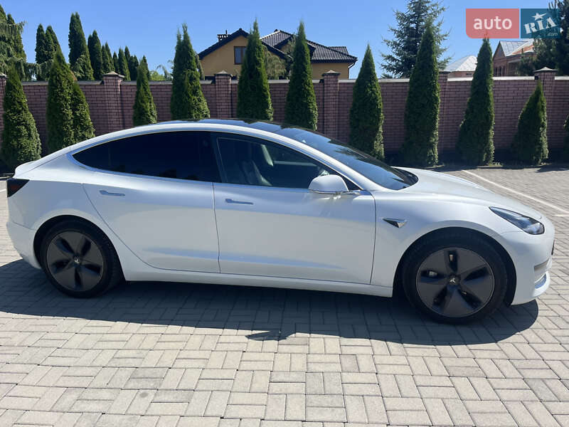 Седан Tesla Model 3 2020 в Самборі