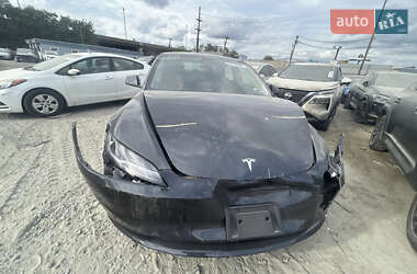 Седан Tesla Model 3 2025 в 