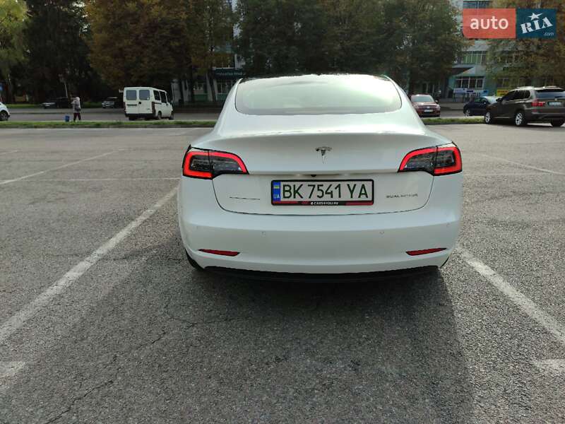 Седан Tesla Model 3 2022 в Рівному