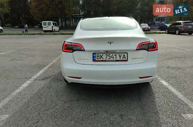 Седан Tesla Model 3 2022 в 