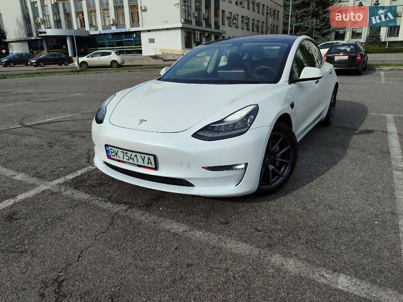 Седан Tesla Model 3 2022 в Рівному