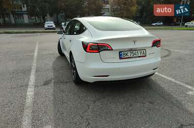Седан Tesla Model 3 2022 в 