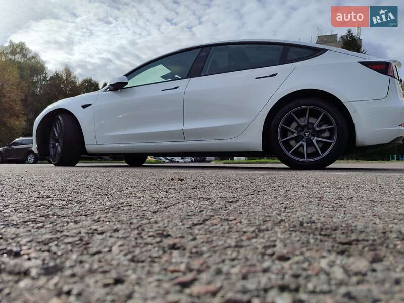Седан Tesla Model 3 2022 в Рівному