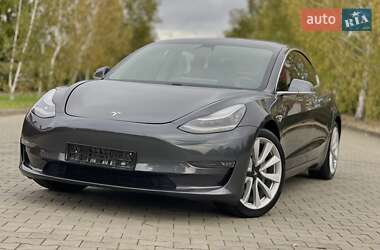 Седан Tesla Model 3 2020 в 