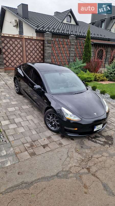 Седан Tesla Model 3 2021 в Ровно