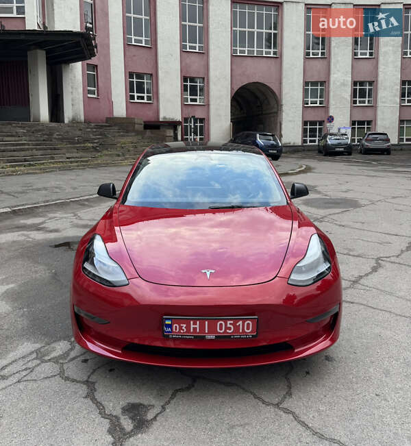 Седан Tesla Model 3 2022 в 