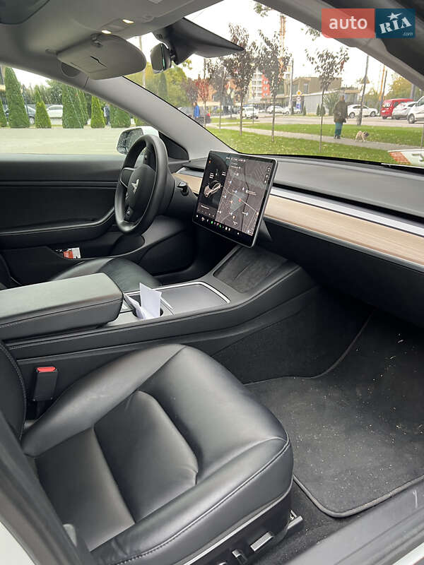 Седан Tesla Model 3 2021 в Ужгороде