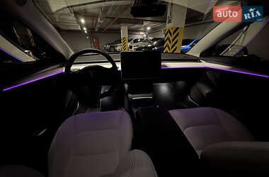 Седан Tesla Model 3 2022 в 