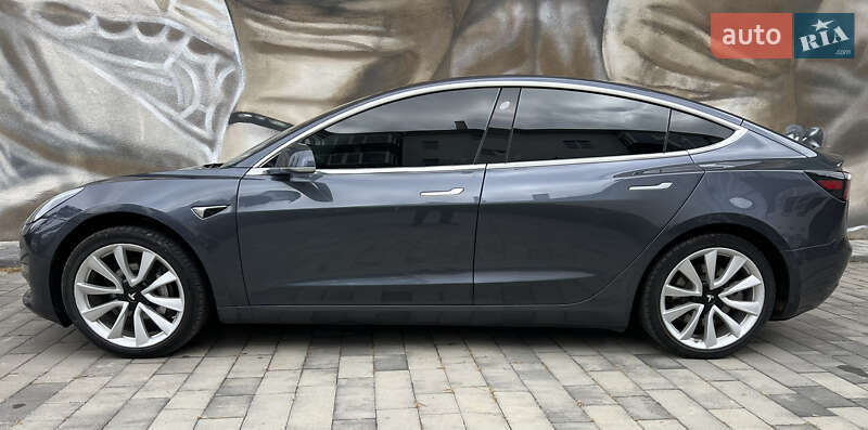 Седан Tesla Model 3 2018 в Охтирці