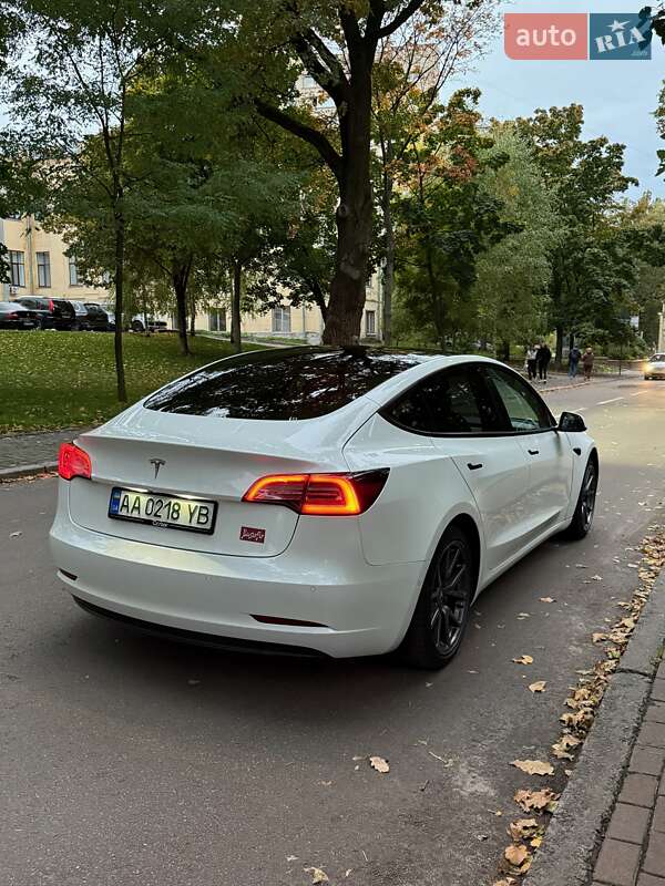 Седан Tesla Model 3 2021 в Києві