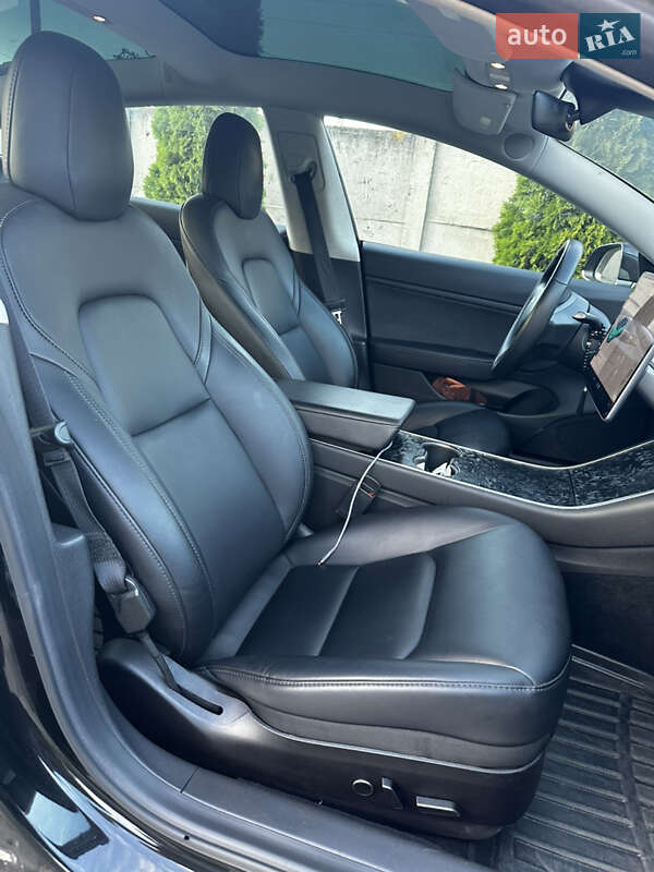 Седан Tesla Model 3 2019 в Черновцах