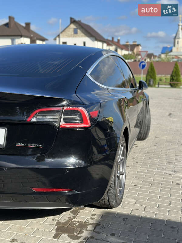 Седан Tesla Model 3 2019 в Чернівцях