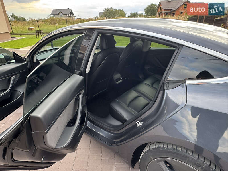 Седан Tesla Model 3 2020 в Львове